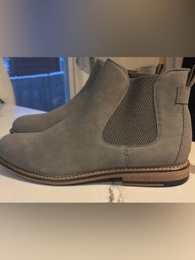 New men’s Sz 11  grey Chelsea boots